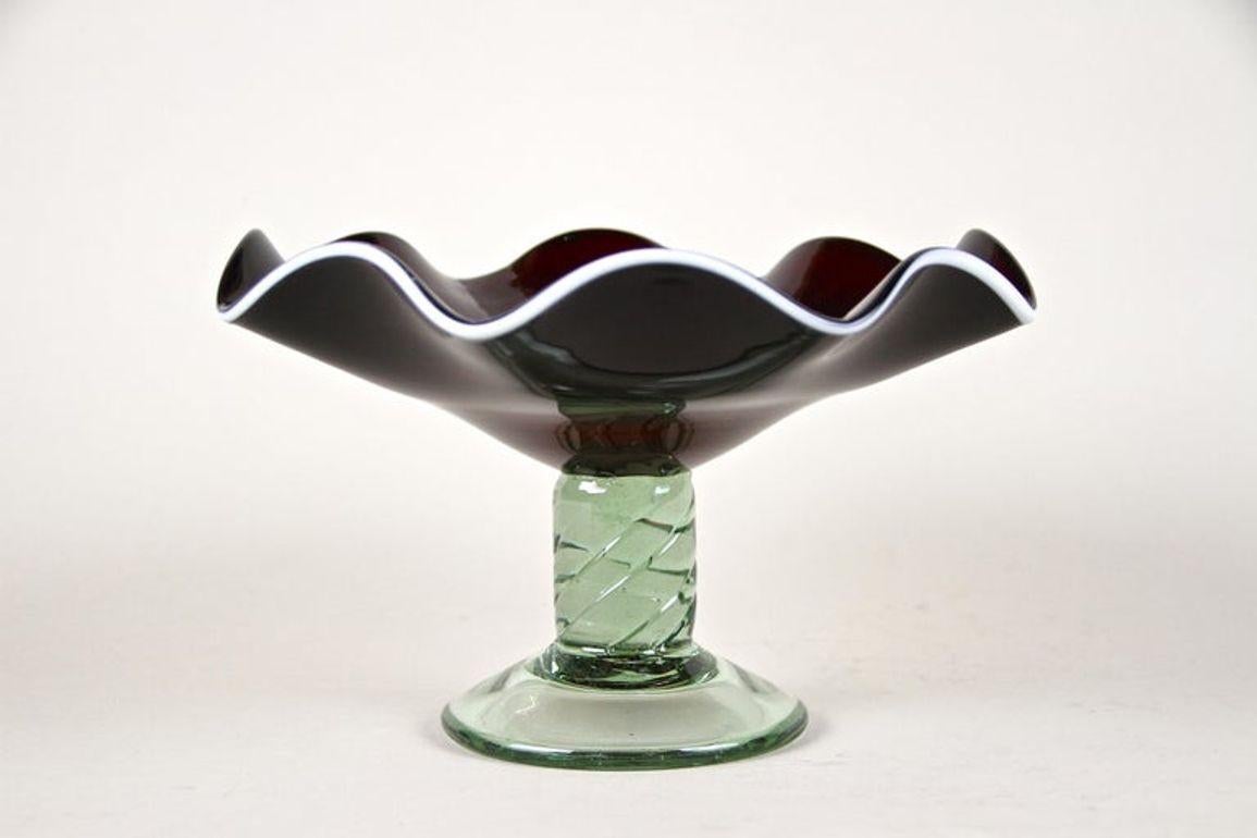 italien Coupe/centre de table en verre de Murano rouge foncé du XXe siècle avec base verte, vers 1970 en vente