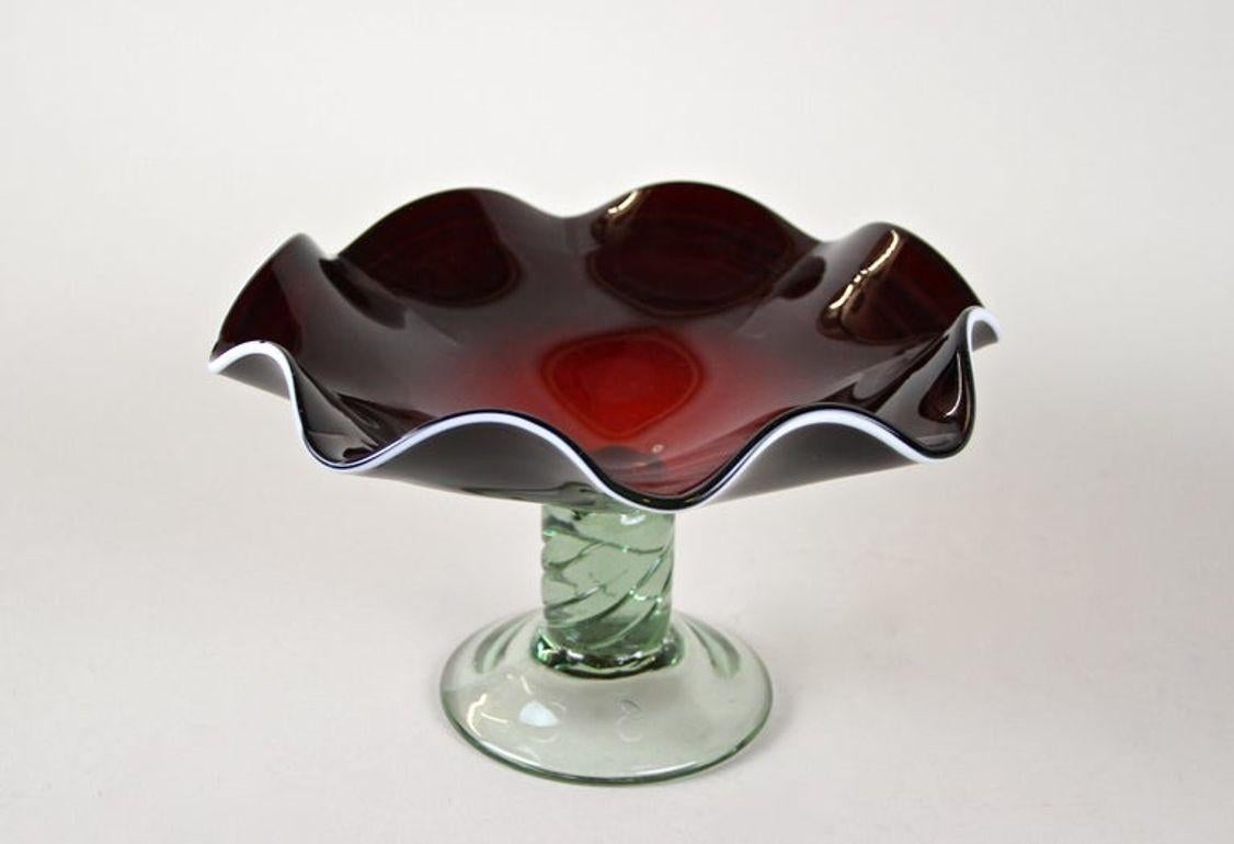 Coupe/centre de table en verre de Murano rouge foncé du XXe siècle avec base verte, vers 1970 en vente 2