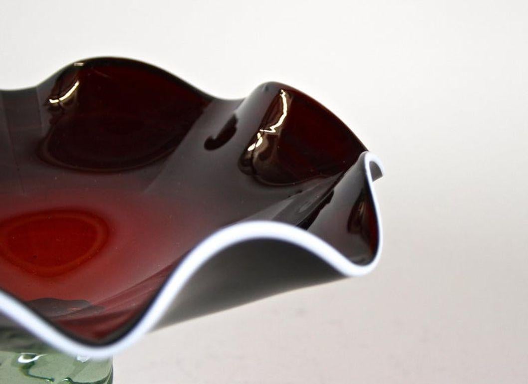 20ième siècle Coupe/centre de table en verre de Murano rouge foncé du XXe siècle avec base verte, vers 1970 en vente