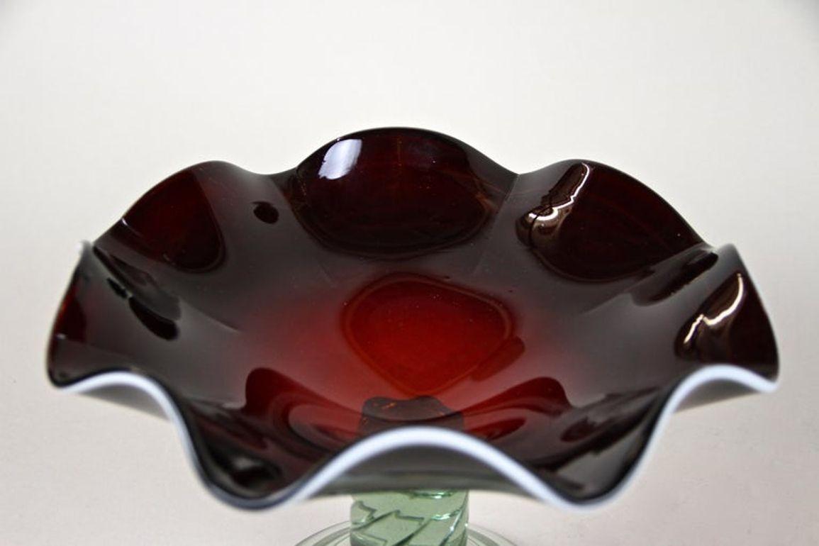 Coupe/centre de table en verre de Murano rouge foncé du XXe siècle avec base verte, vers 1970 en vente 4