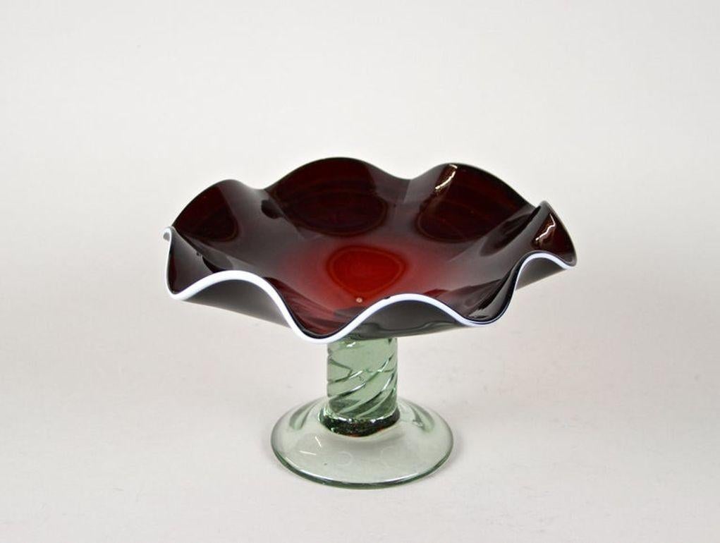 Verre brun Coupe/centre de table en verre de Murano rouge foncé du XXe siècle avec base verte, vers 1970 en vente