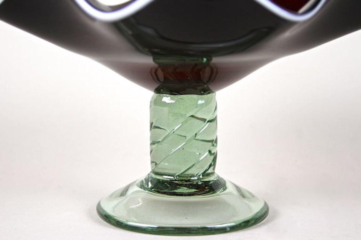 Fait main Coupe/centre de table en verre de Murano rouge foncé du XXe siècle avec base verte, vers 1970 en vente