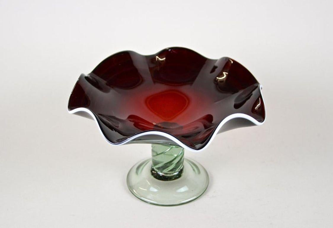 Coupe/centre de table en verre de Murano rouge foncé du XXe siècle avec base verte, vers 1970 Bon état - En vente à Lichtenberg, AT