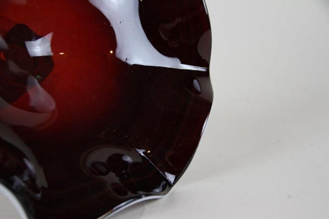 Coupe/centre de table en verre de Murano rouge foncé du XXe siècle avec base verte, vers 1970 en vente 5