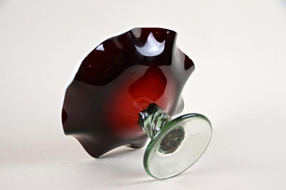 Coupe/centre de table en verre de Murano rouge foncé du XXe siècle avec base verte, vers 1970 en vente 7