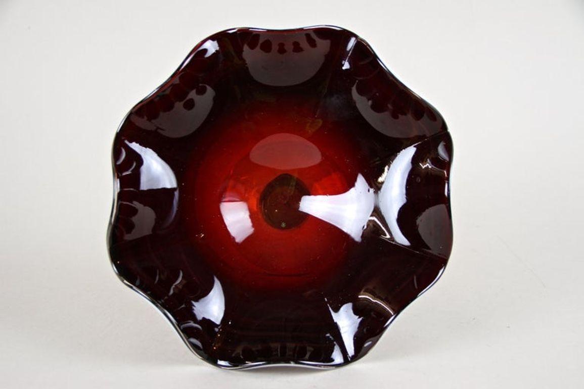 Coupe/centre de table en verre de Murano rouge foncé du XXe siècle avec base verte, vers 1970 en vente 6