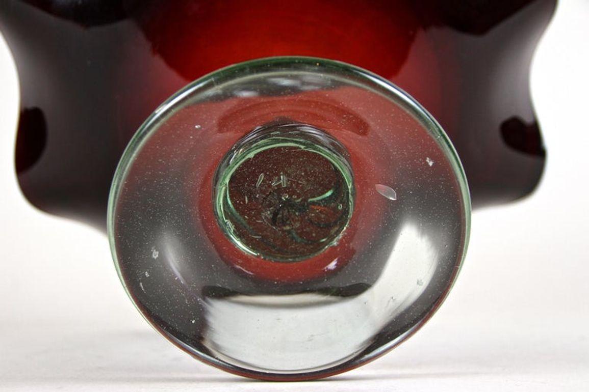 Coupe/centre de table en verre de Murano rouge foncé du XXe siècle avec base verte, vers 1970 en vente 8