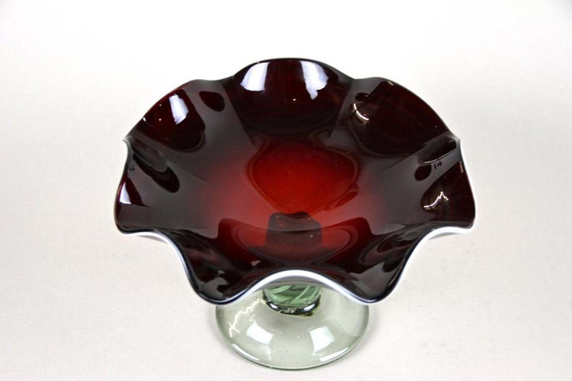 Coupe/centre de table en verre de Murano rouge foncé du XXe siècle avec base verte, vers 1970 en vente 10