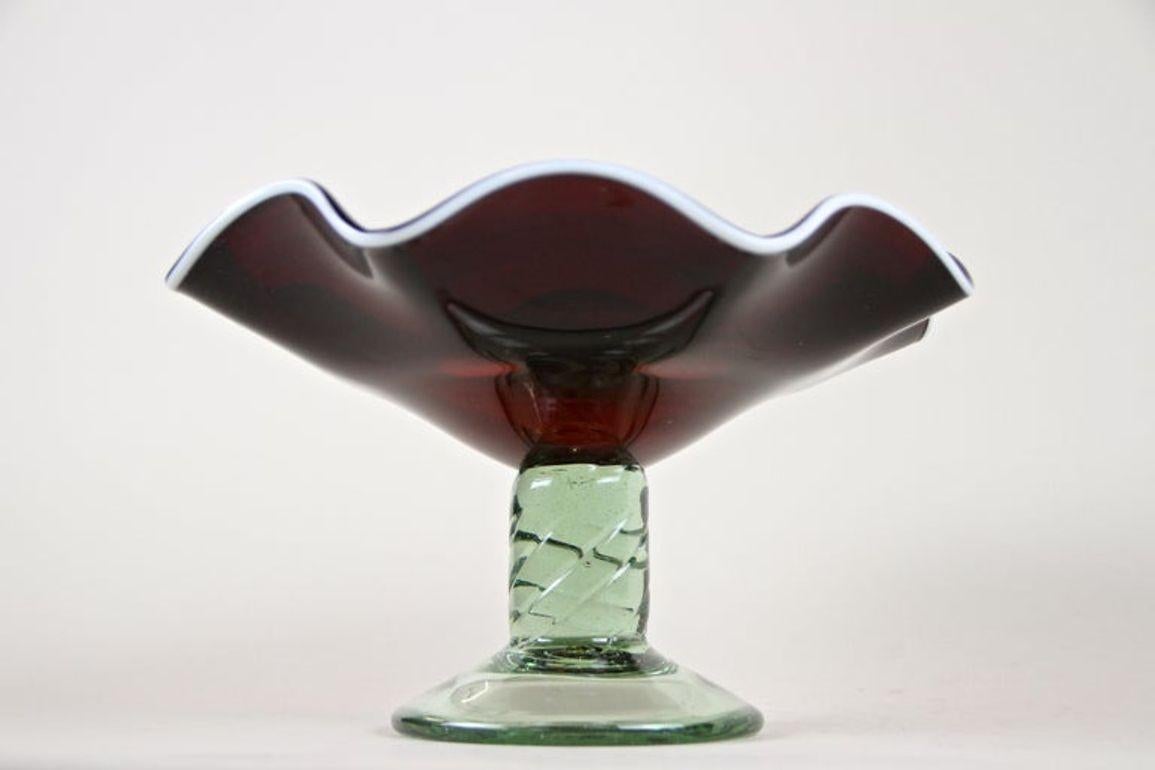 Coupe/centre de table en verre de Murano rouge foncé du XXe siècle avec base verte, vers 1970 en vente 12