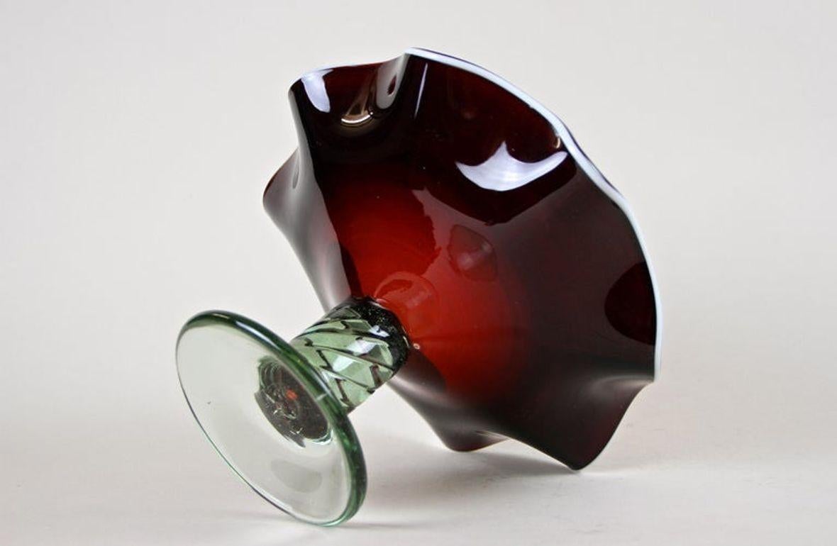 Coupe/centre de table en verre de Murano rouge foncé du XXe siècle avec base verte, vers 1970 en vente 9