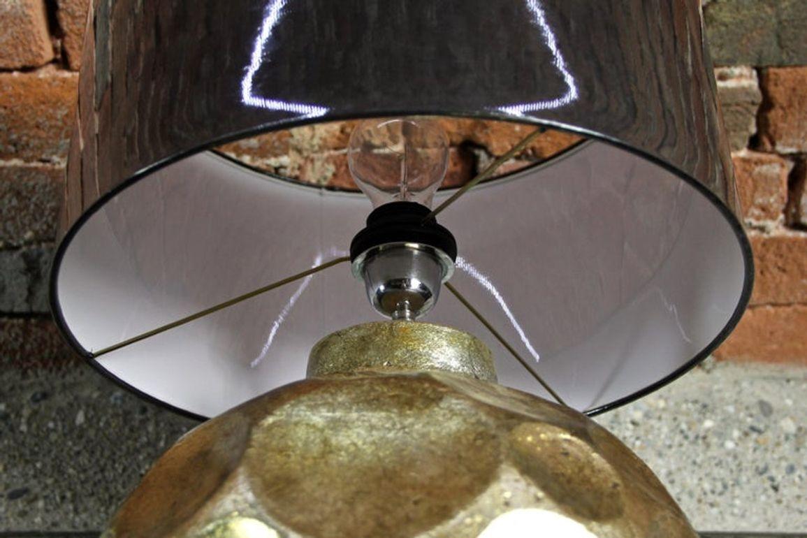 Vernissé Lampe à poser en céramique émaillée dorée avec abat-jour gris foncé, style contemporain en vente
