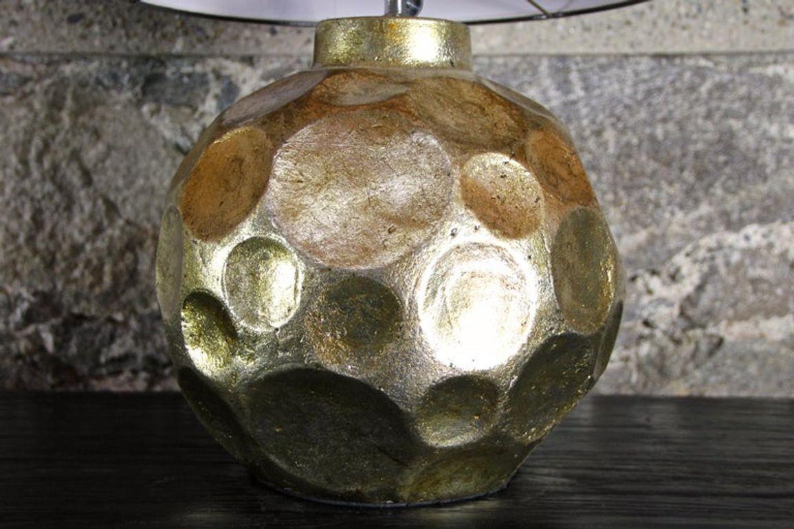 italien Lampe à poser en céramique émaillée dorée avec abat-jour gris foncé, style contemporain en vente