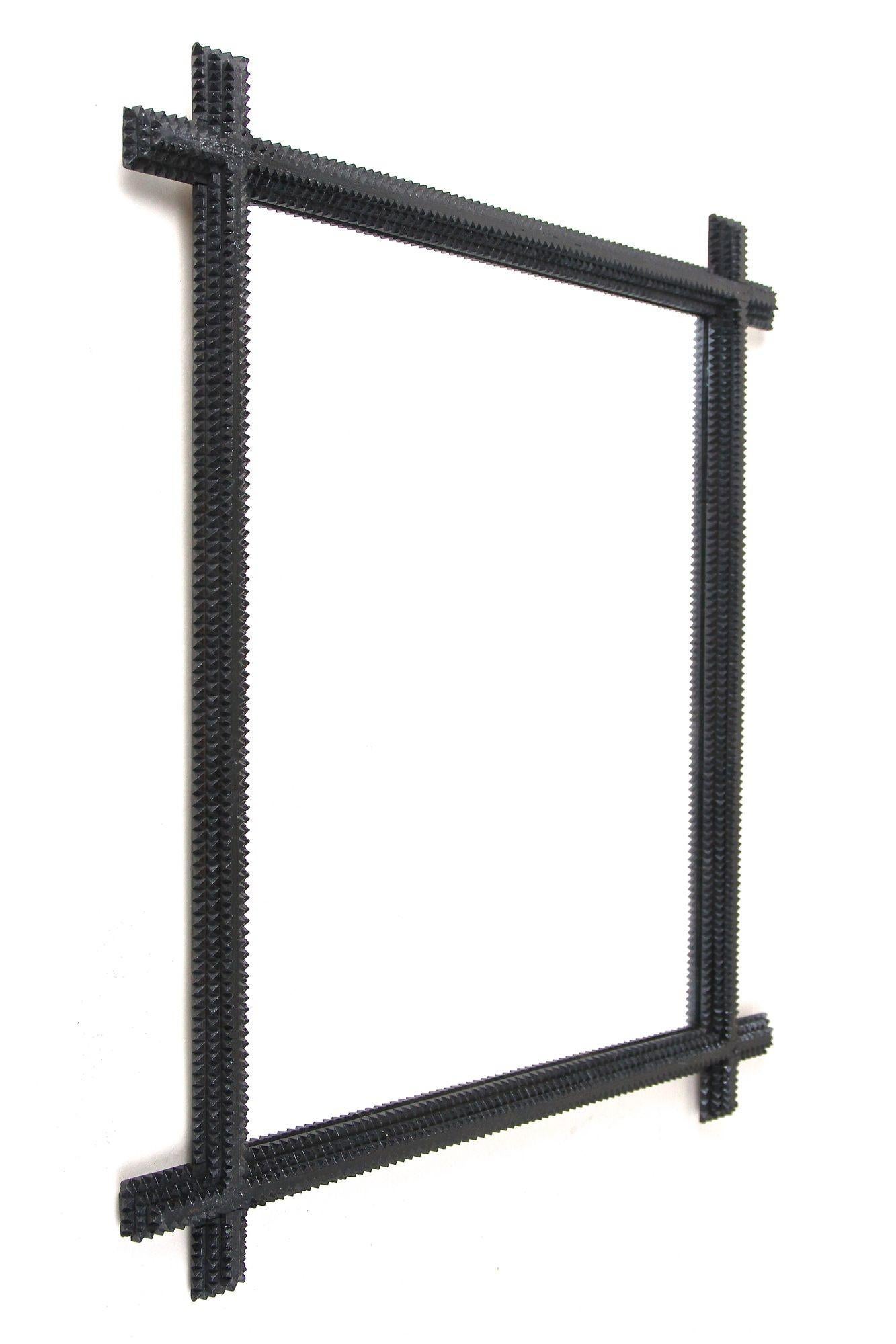 Joli miroir rustique de type Tramp Art datant de la fin du 19e siècle en Autriche. Ce beau miroir mural rural datant d'environ 1890 convainc par son design artisanal de grande qualité. Le superbe cadre sculpté dans la pierre confère à ce bel exemple