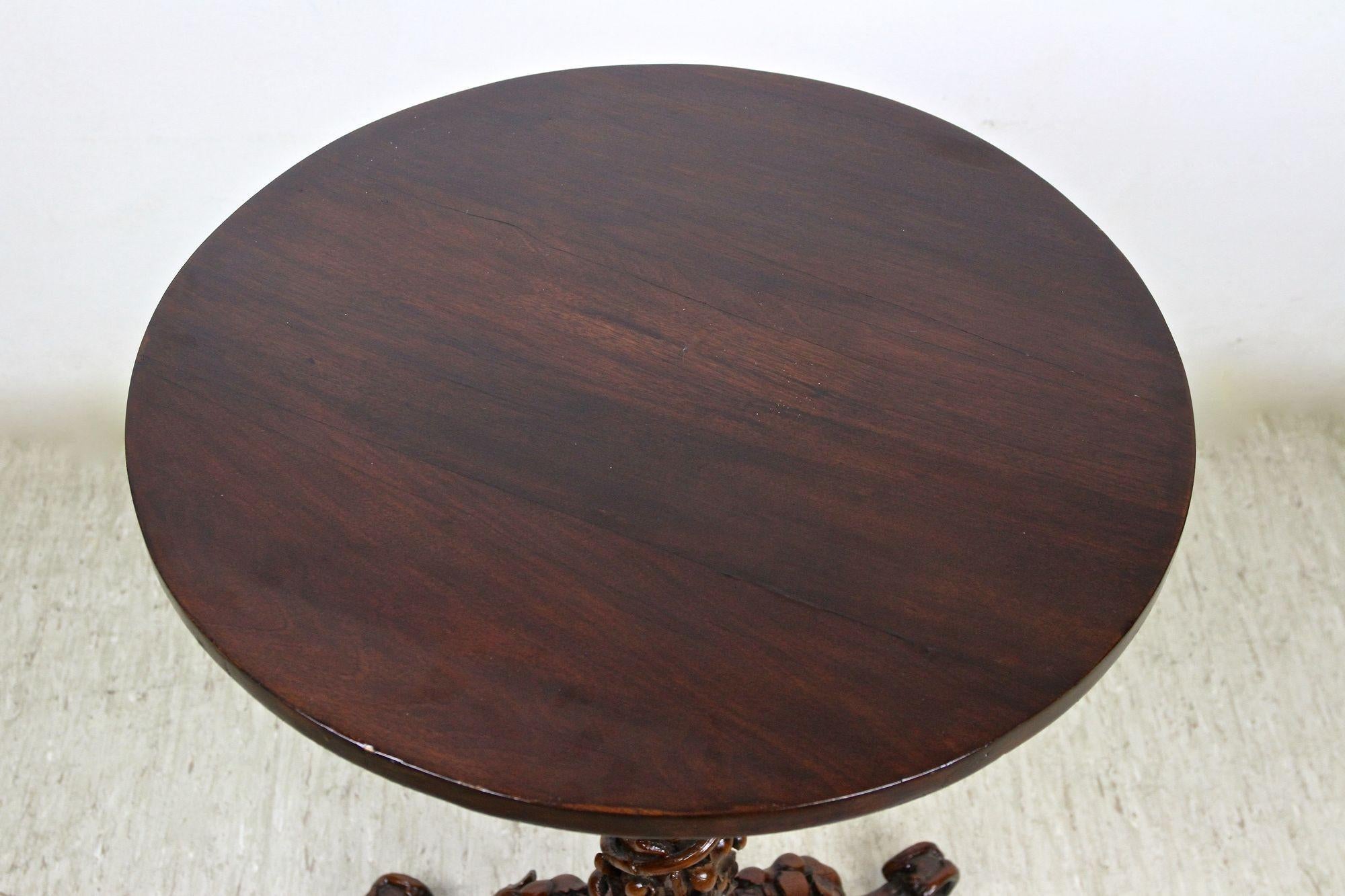 Mesa auxiliar rústica del siglo XIX con hojas y uvas, tallada a mano, AT ca. 1880 en venta 5