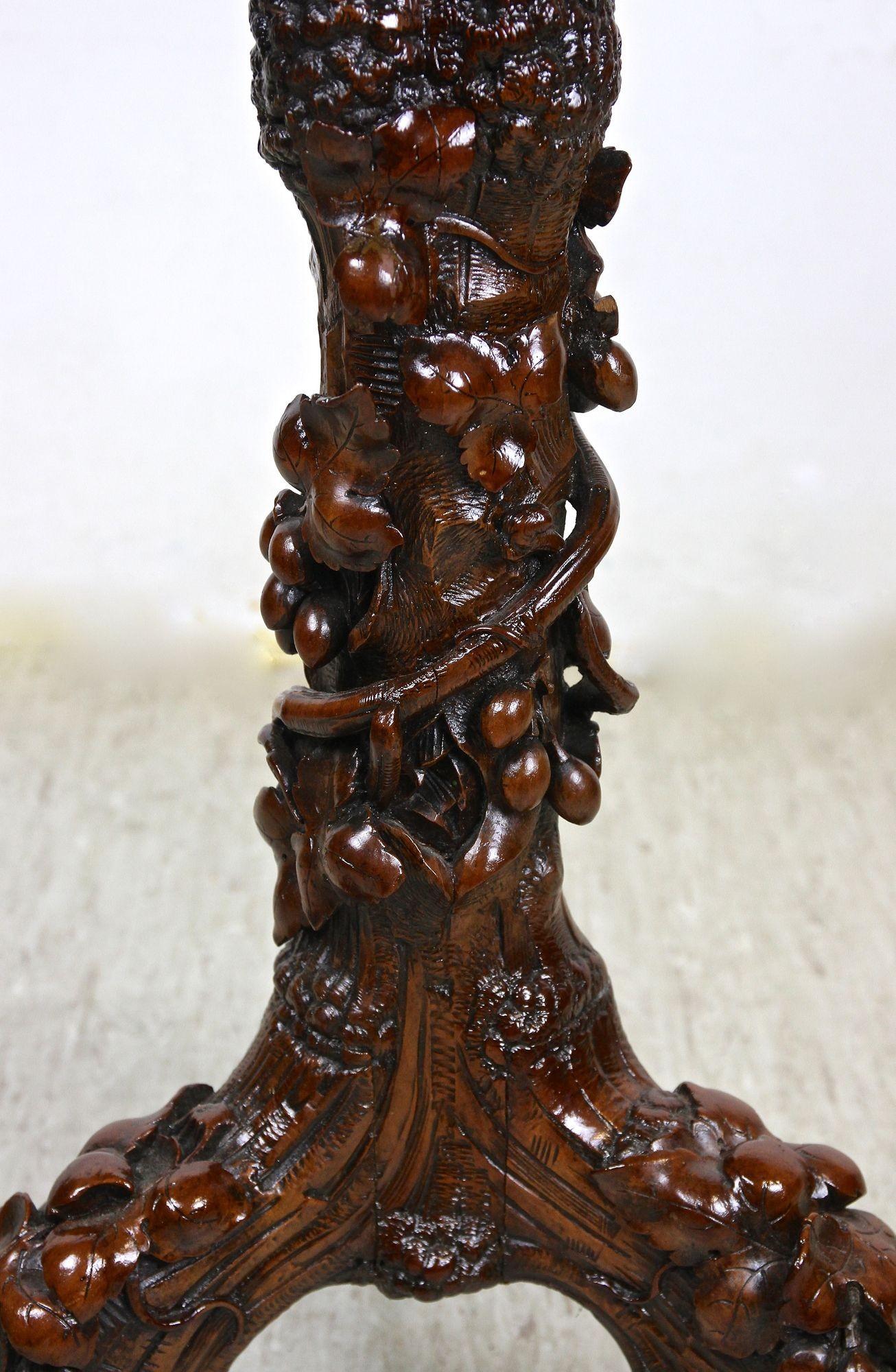 Mesa auxiliar rústica del siglo XIX con hojas y uvas, tallada a mano, AT ca. 1880 en venta 3
