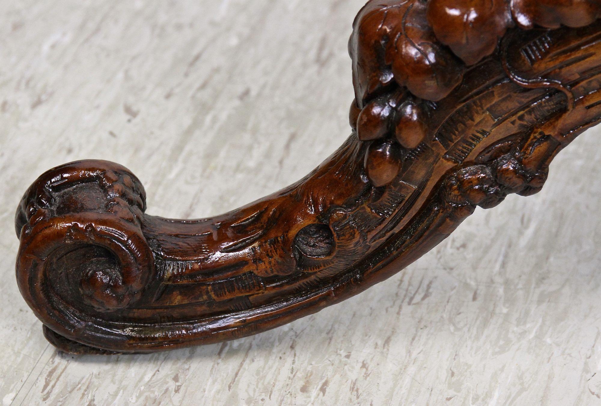 Mesa auxiliar rústica del siglo XIX con hojas y uvas, tallada a mano, AT ca. 1880 en venta 7