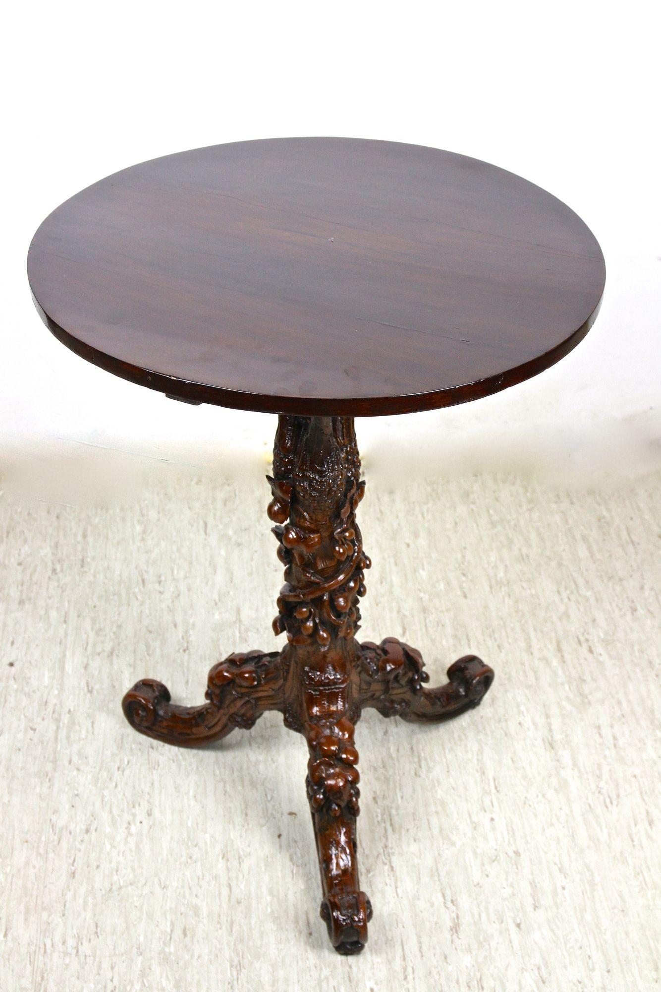 Mesa auxiliar rústica del siglo XIX con hojas y uvas, tallada a mano, AT ca. 1880 en venta 4