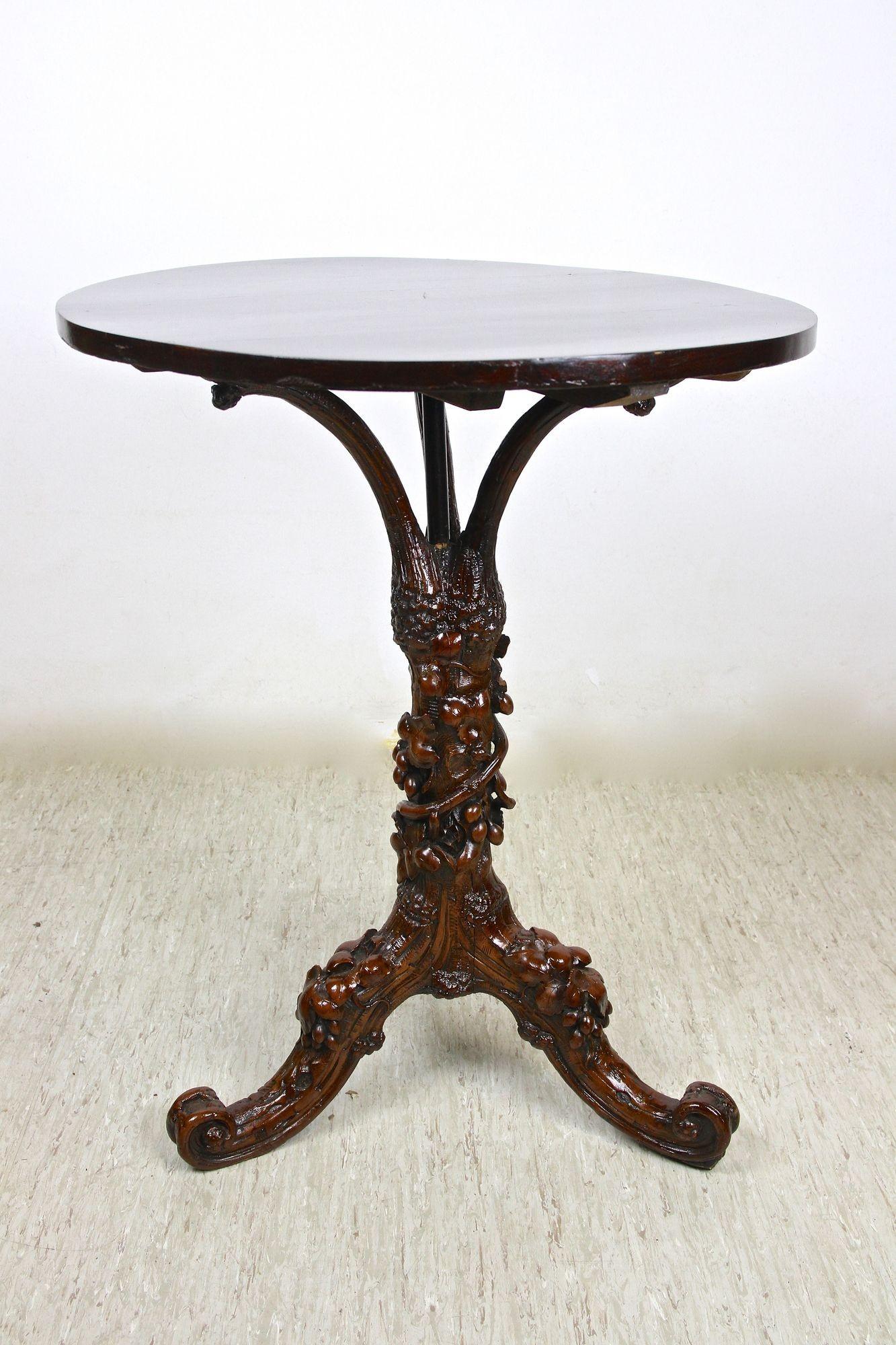 Mesa auxiliar rústica del siglo XIX con hojas y uvas, tallada a mano, AT ca. 1880 en venta 1