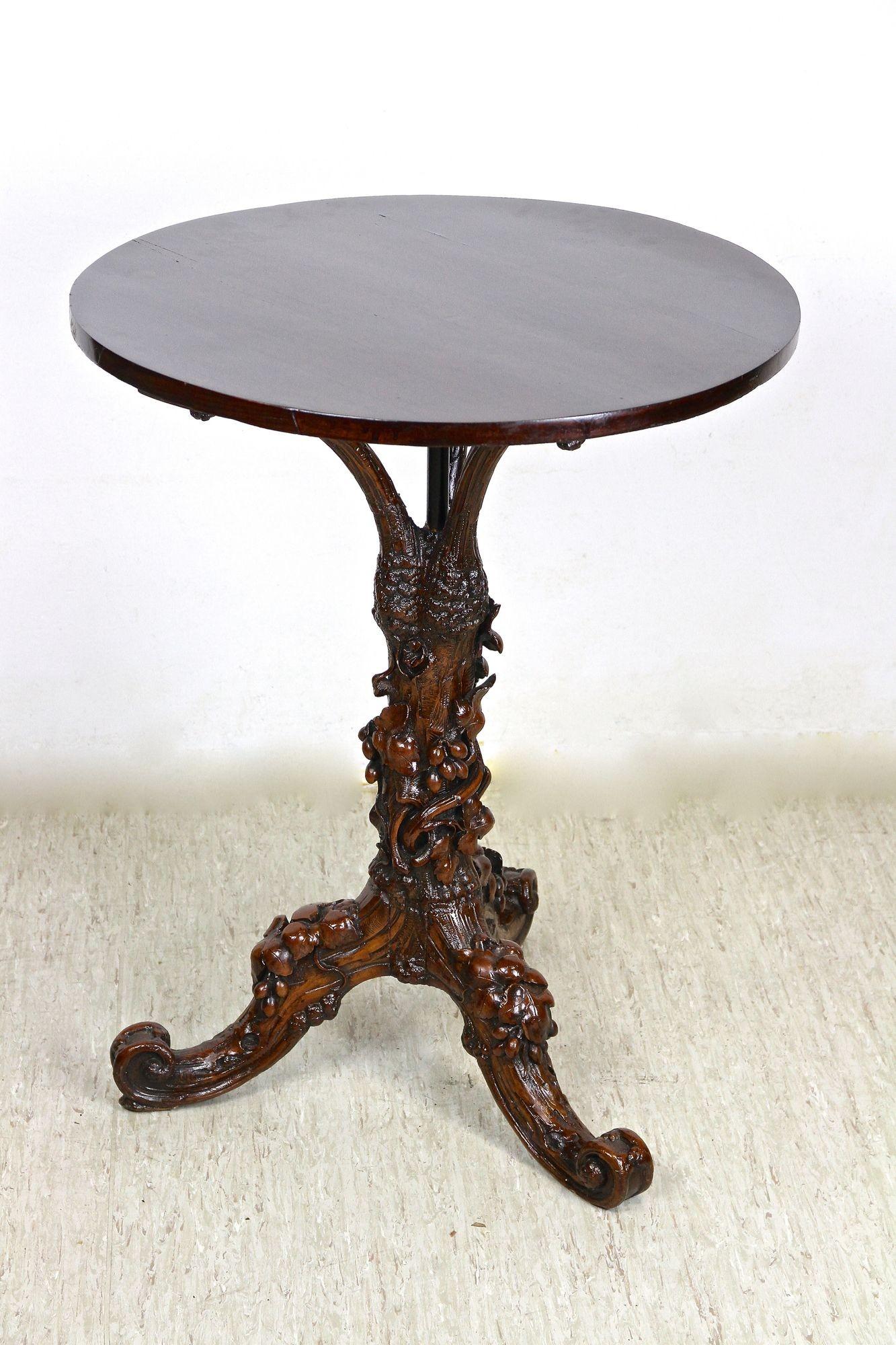 Mesa auxiliar rústica del siglo XIX con hojas y uvas, tallada a mano, AT ca. 1880 en venta 13