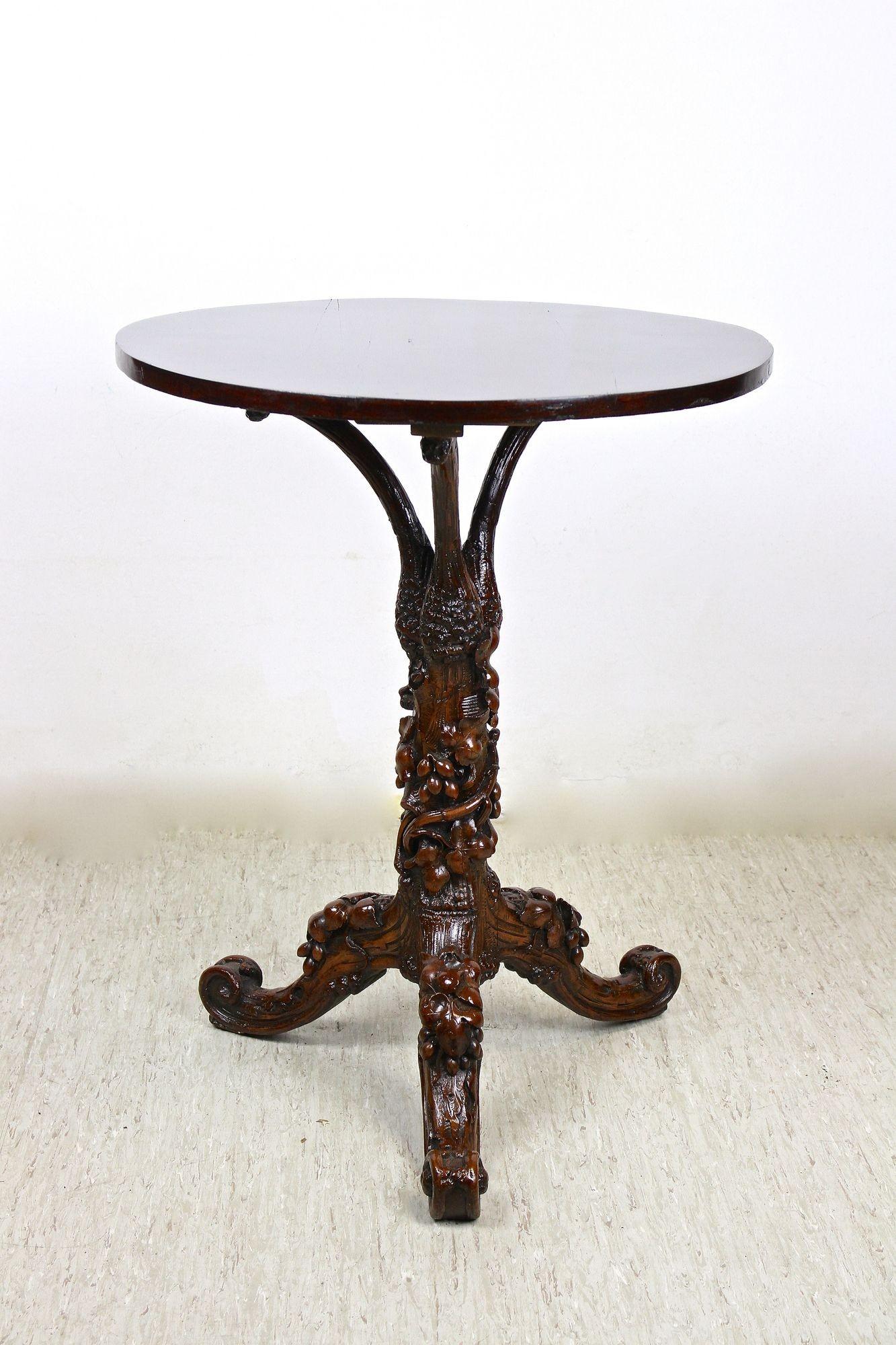 Mesa auxiliar rústica del siglo XIX con hojas y uvas, tallada a mano, AT ca. 1880 Rústico en venta