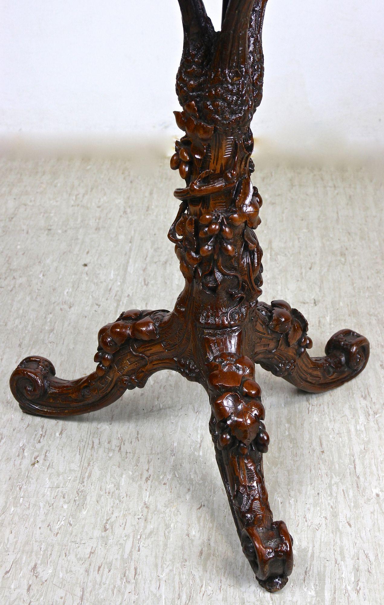 Mesa auxiliar rústica del siglo XIX con hojas y uvas, tallada a mano, AT ca. 1880 en venta 12
