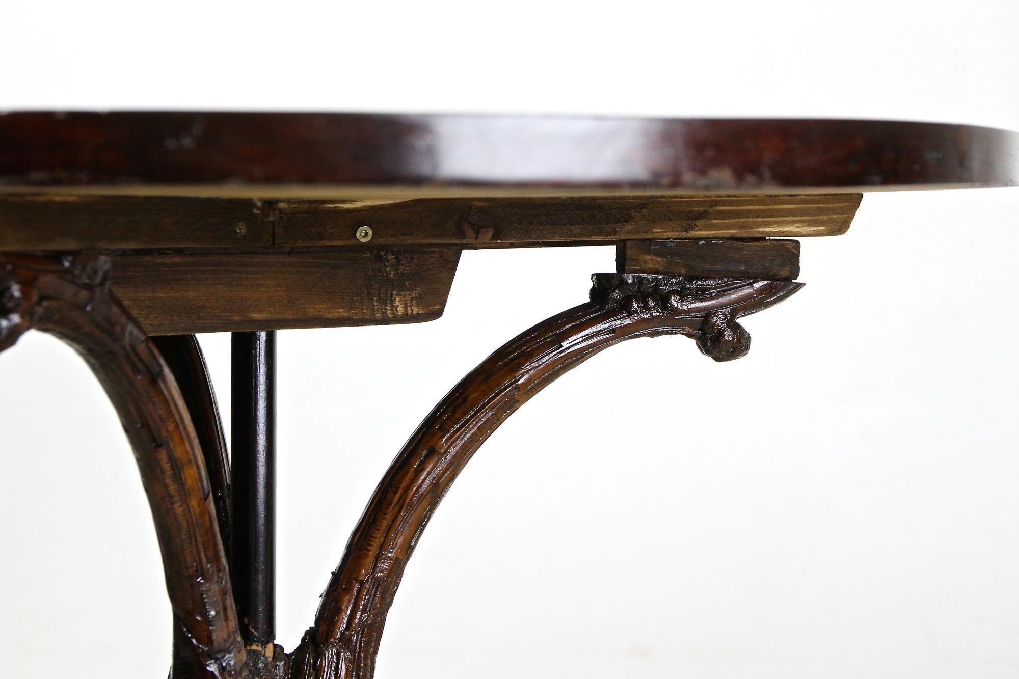 Mesa auxiliar rústica del siglo XIX con hojas y uvas, tallada a mano, AT ca. 1880 en venta 9