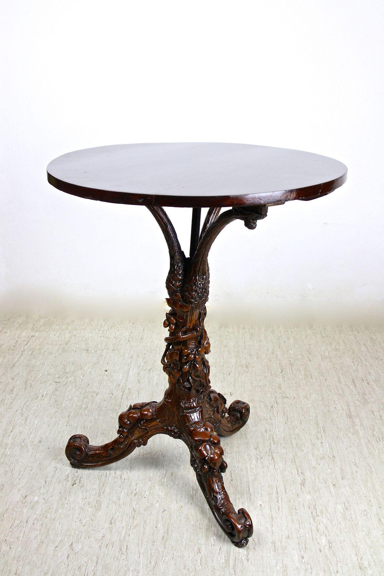 Mesa auxiliar rústica del siglo XIX con hojas y uvas, tallada a mano, AT ca. 1880 en venta 11