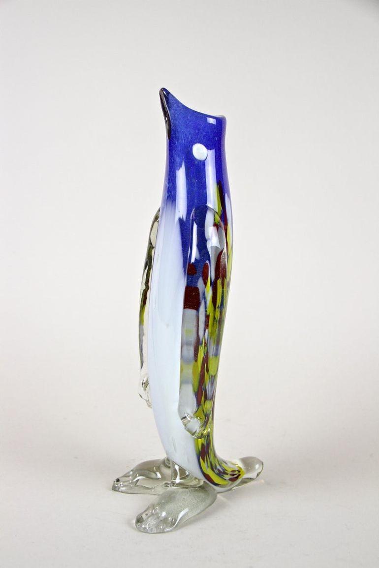 Insolito vaso a forma di pinguino in vetro di Murano del XX secolo, proveniente dai famosi laboratori italiani degli anni '60. Un bellissimo vaso a forma di pinguino. La fantastica ambientazione a colori mostra l'incredibile abilità dei soffiatori