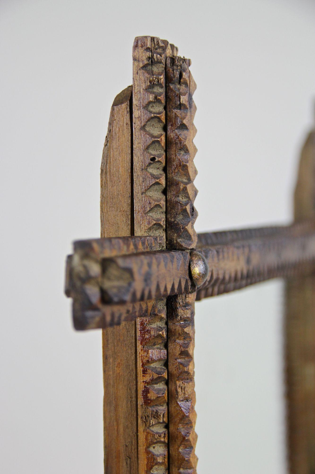 Intagliato a mano Specchio da parete rustico Tramp Art del XIX secolo, intagliato a mano, Austria, circa 1870 in vendita