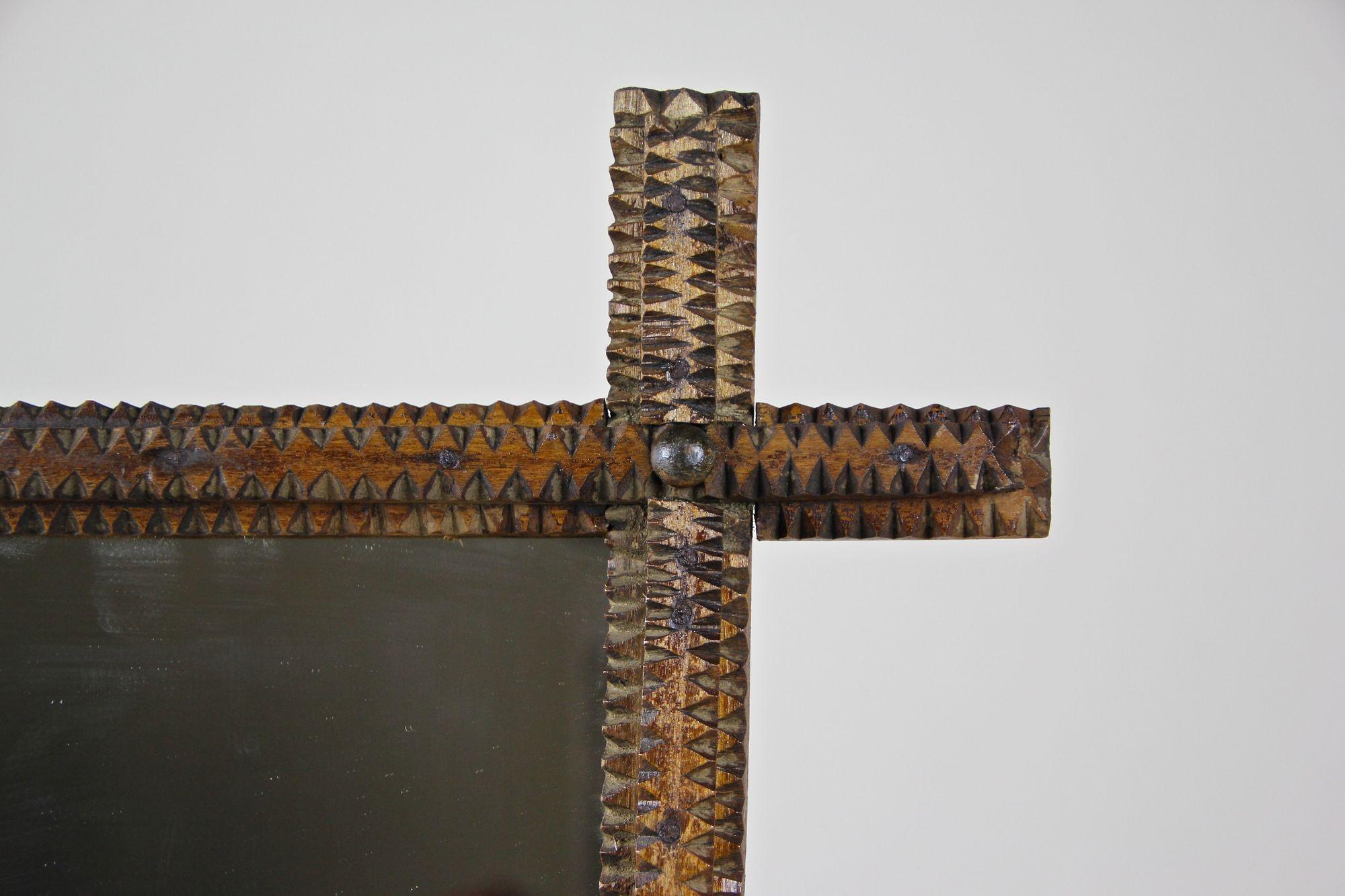 Specchio da parete rustico Tramp Art del XIX secolo, intagliato a mano, Austria, circa 1870 In condizioni buone in vendita a Lichtenberg, AT