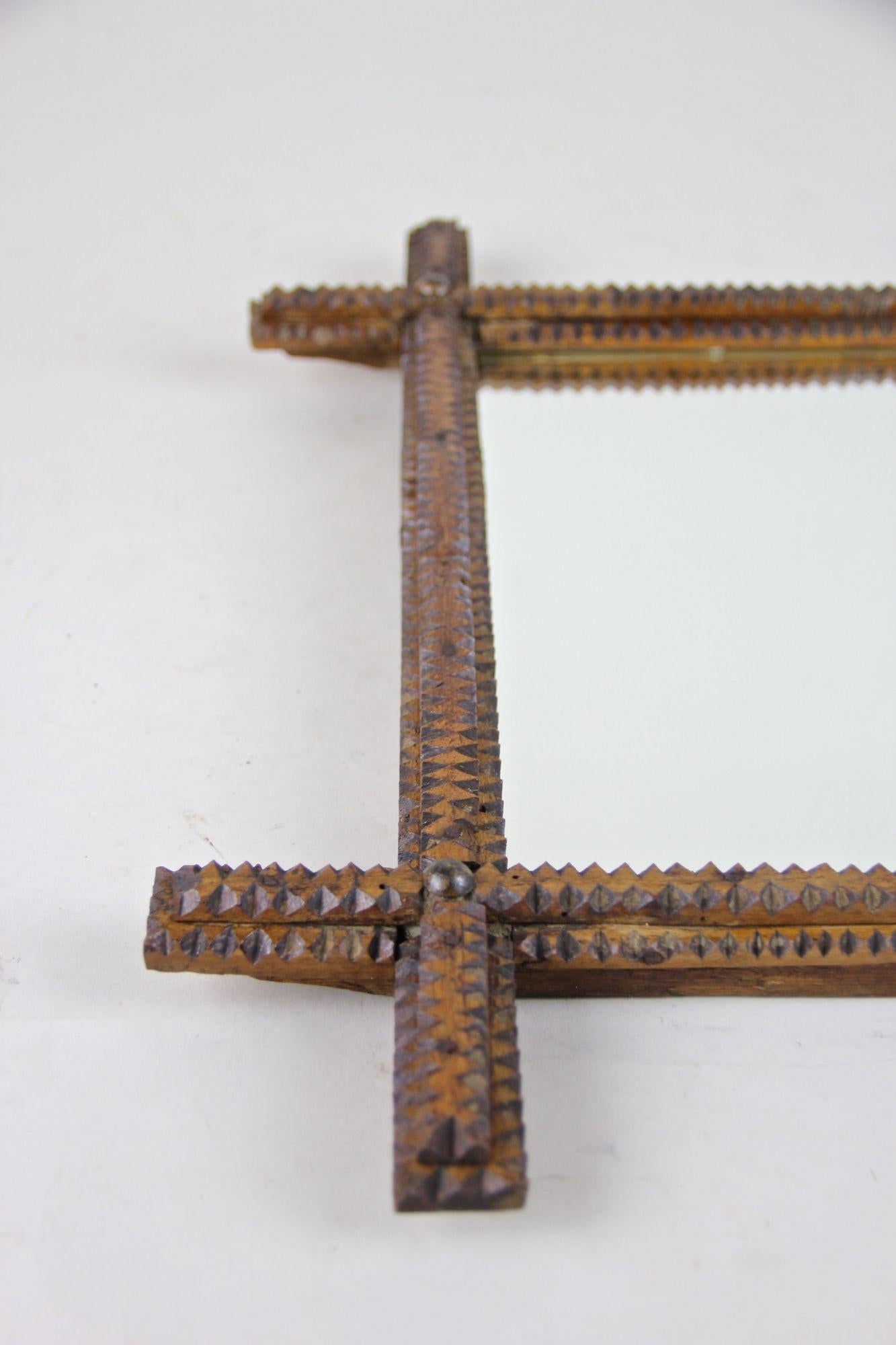 Specchio da parete rustico Tramp Art del XIX secolo, intagliato a mano, Austria, circa 1870 in vendita 4