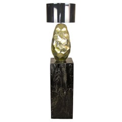 Lampada da tavolo contemporanea in ceramica dorata smaltata su piedistallo in teak nero