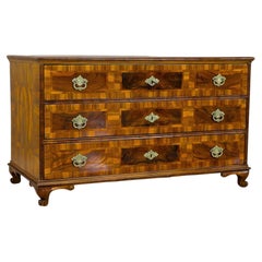 Commode baroque du XVIIIe siècle en noyer, Autriche, vers 1780