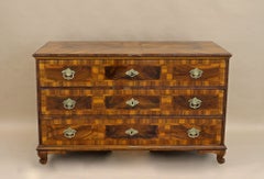 Comò barocco del XVIII secolo in legno di noce, Austria, 1780 circa