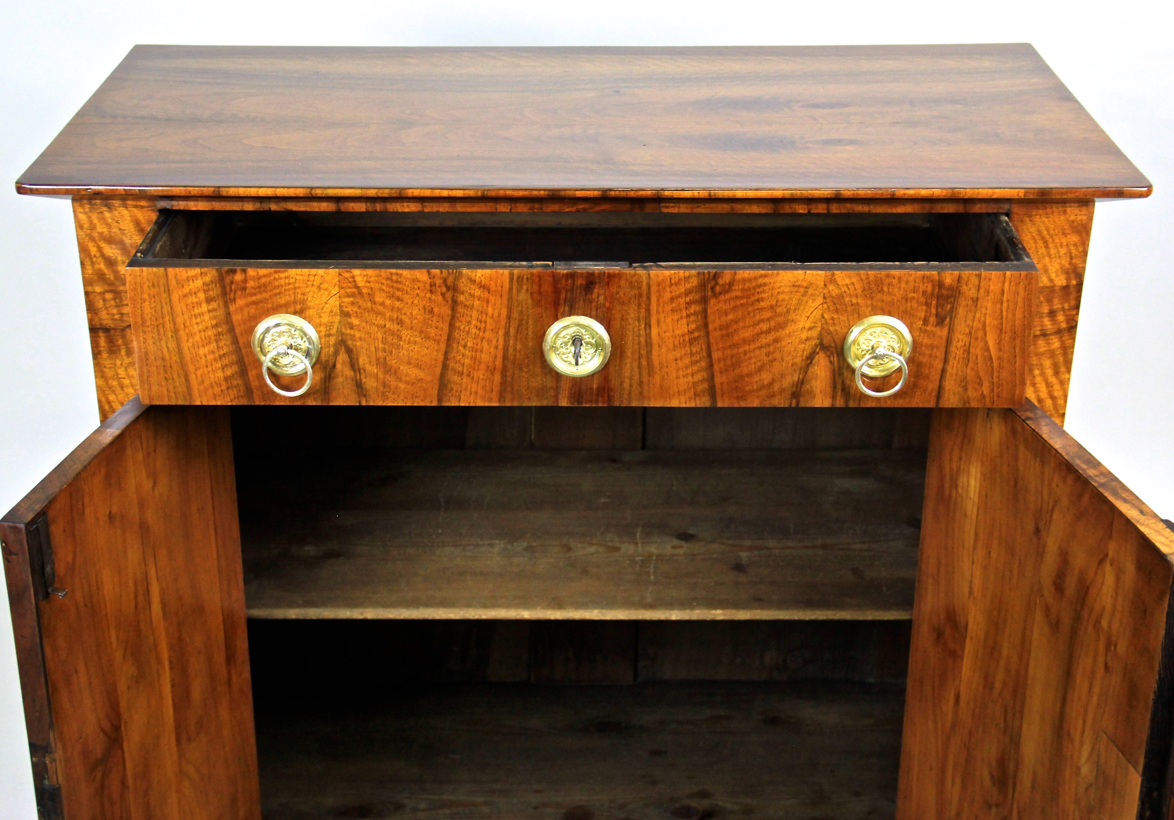 Biedermeier Nut Wood Trumeau Chest, Austria circa 1830 In Excellent Condition In Lichtenberg, AT