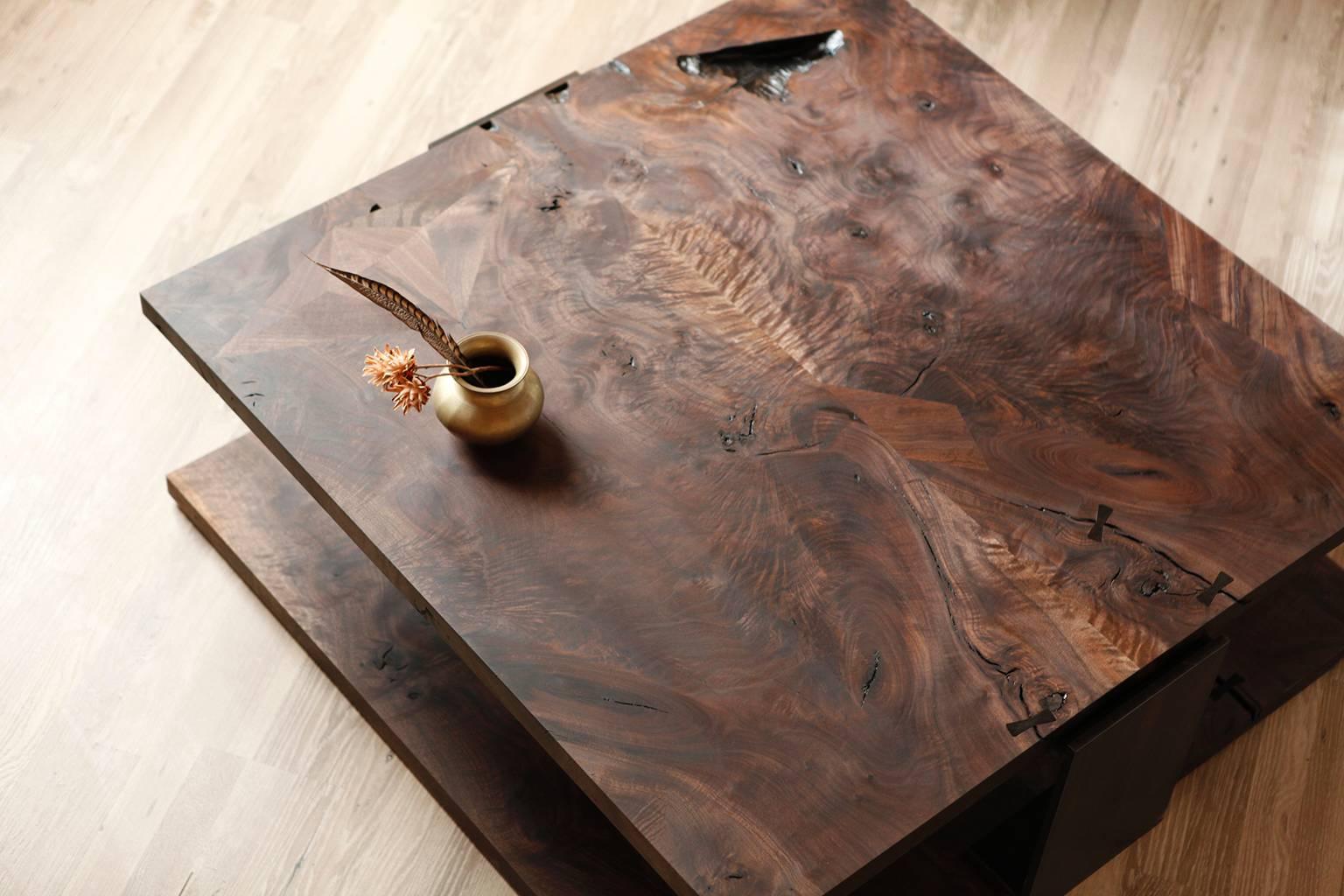 La table basse Shadow est une pure célébration de la beauté naturelle du bois ; nœuds, fissures, imperfections et tout le reste.

La collection Shadow utilise des rondins californiens récupérés, usinés à la scierie du Studio Roeper et séchés à l'air
