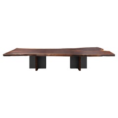 Table de salle à manger en noyer à bord vif "Monarch" par l'artisan Florian Roeper