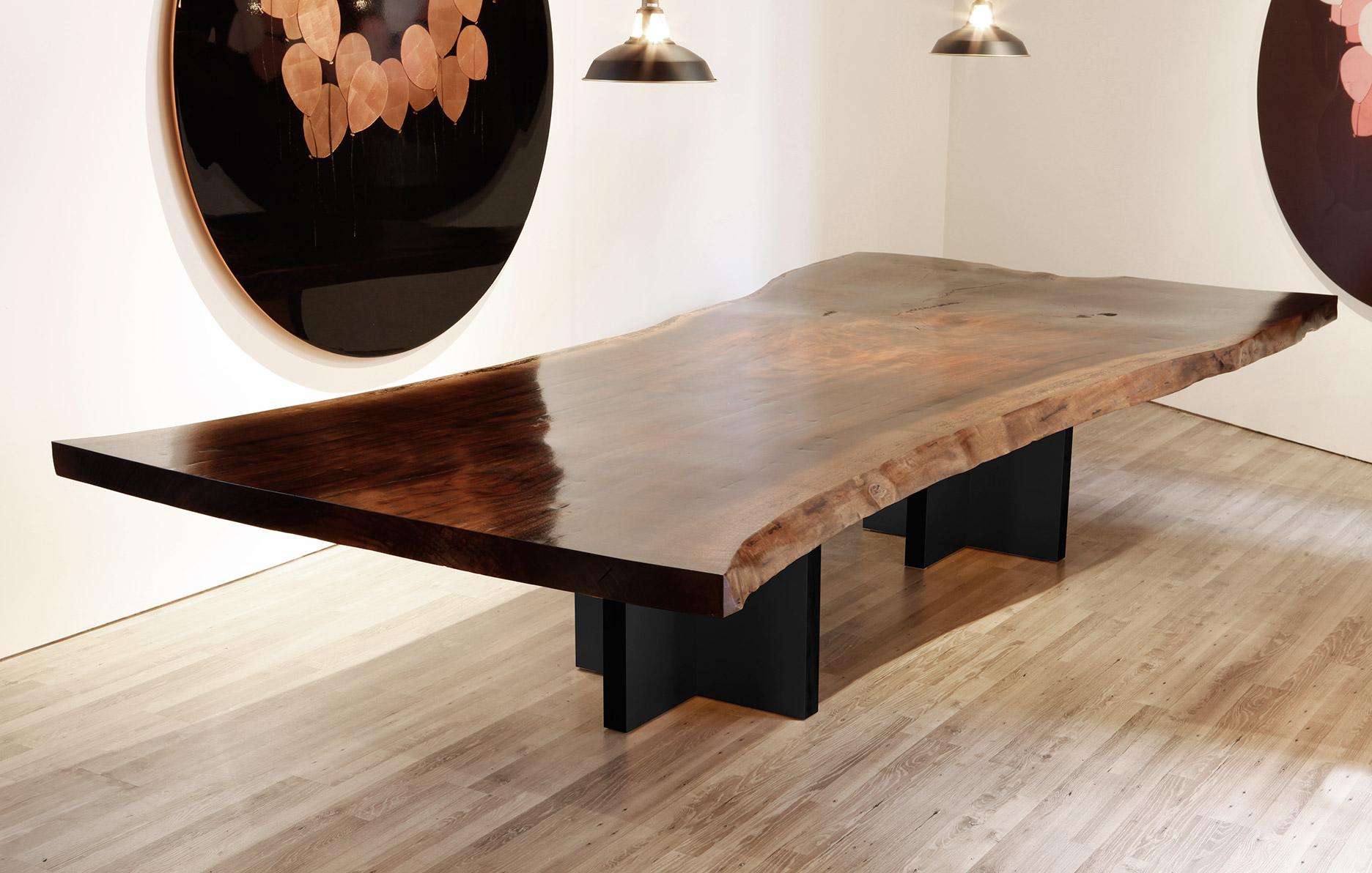 Dimensions sur mesure jusqu'à 16 pieds de long et 5 pieds de large !

Une bonne compagnie commence par une bonne table. Avec la table MONARCH Live Edge, c'est l'occasion d'organiser des dîners inoubliables !

Une superbe dalle de noyer à bords vifs
