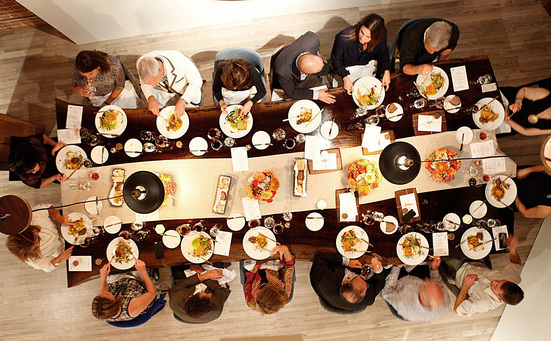 Table de salle à manger en noyer à bord vif 