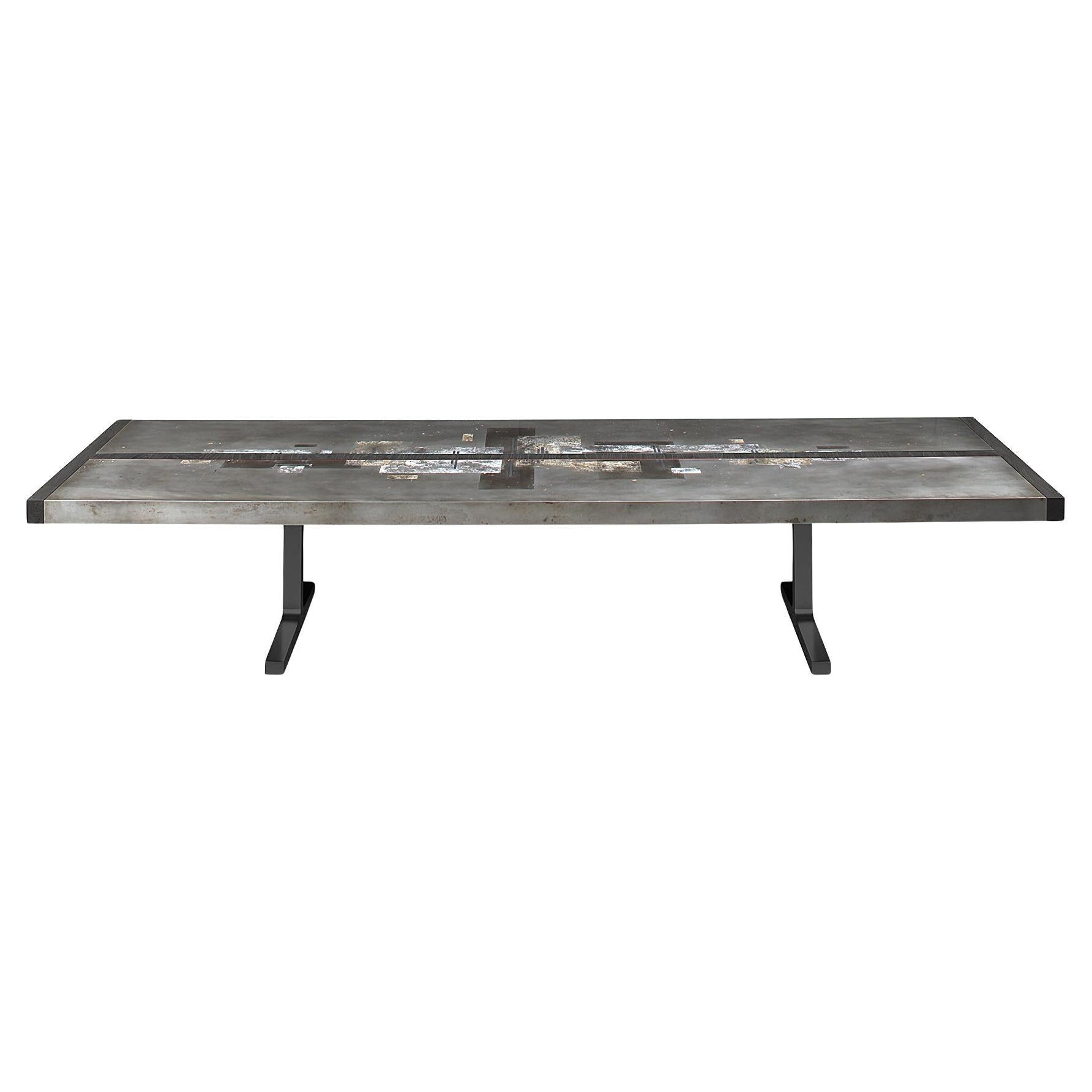 Table de salle à manger "Divided Lands" en zinc gravé avec pieds en acier noir par Florian Roeper