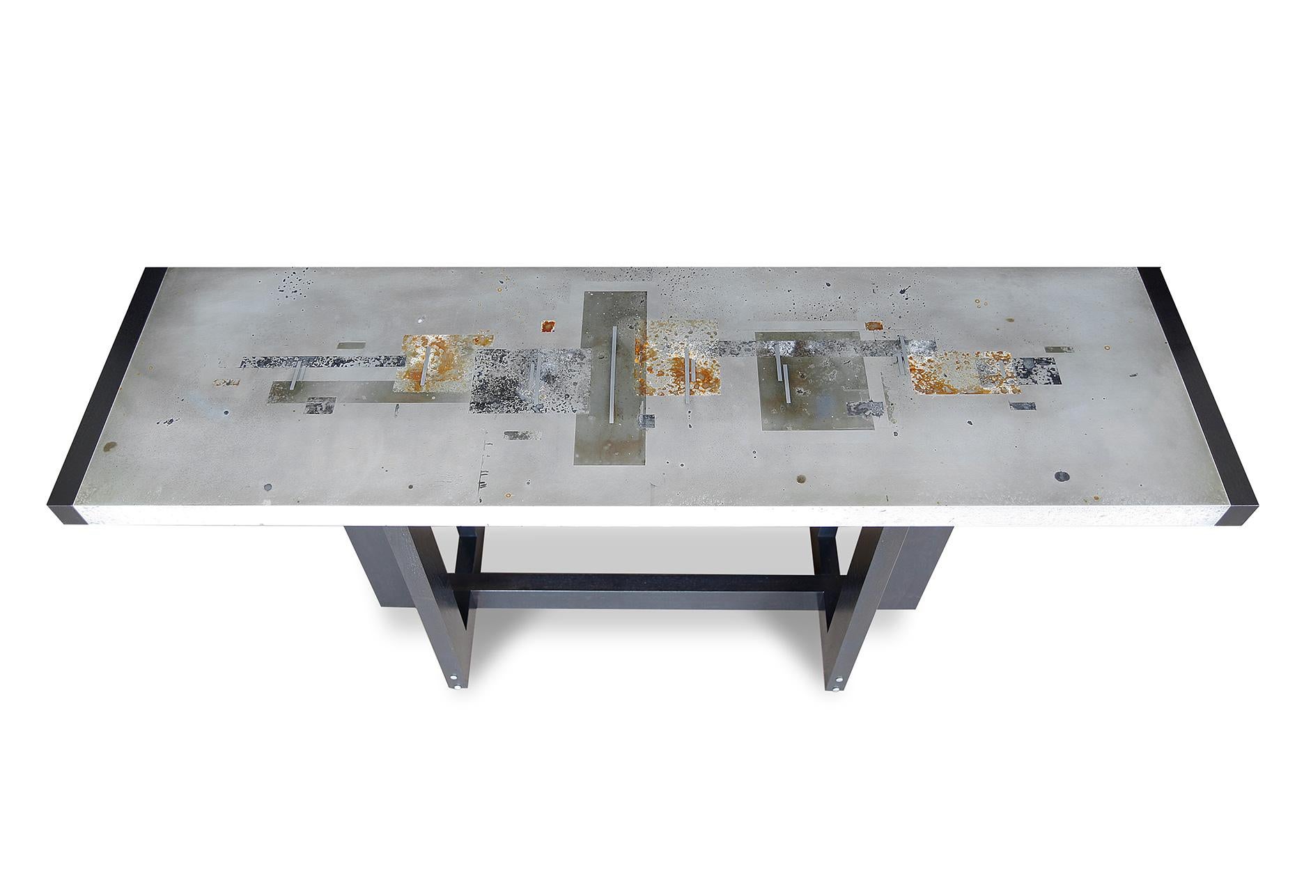 Lorsque j'ai conçu la table DIVIDED LANDS en 2004, j'étais loin d'imaginer qu'elle deviendrait l'une des pièces maîtresses de ma collection et de ma carrière. Sa popularité s'étend sur plusieurs continents, avec des commandes de Louis Vuitton, de