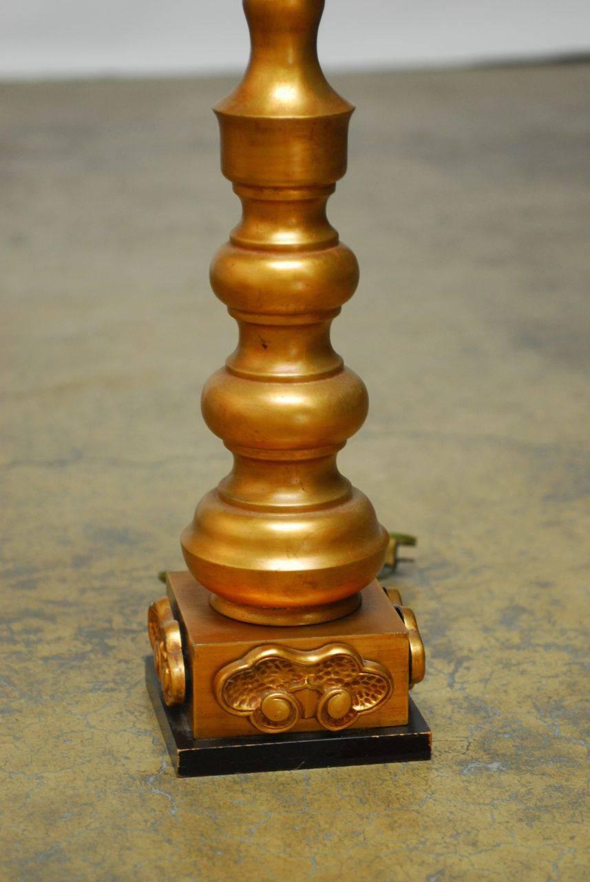 Hollywood Regency Grande lampe de bureau en bois doré de style pagode par Marbro en vente