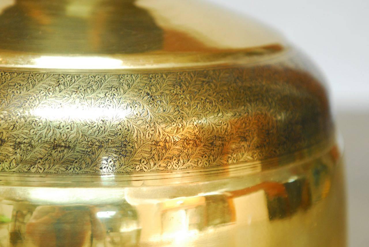 Monumentale lampe indienne en laiton gravé de Marbro Bon état - En vente à Rio Vista, CA