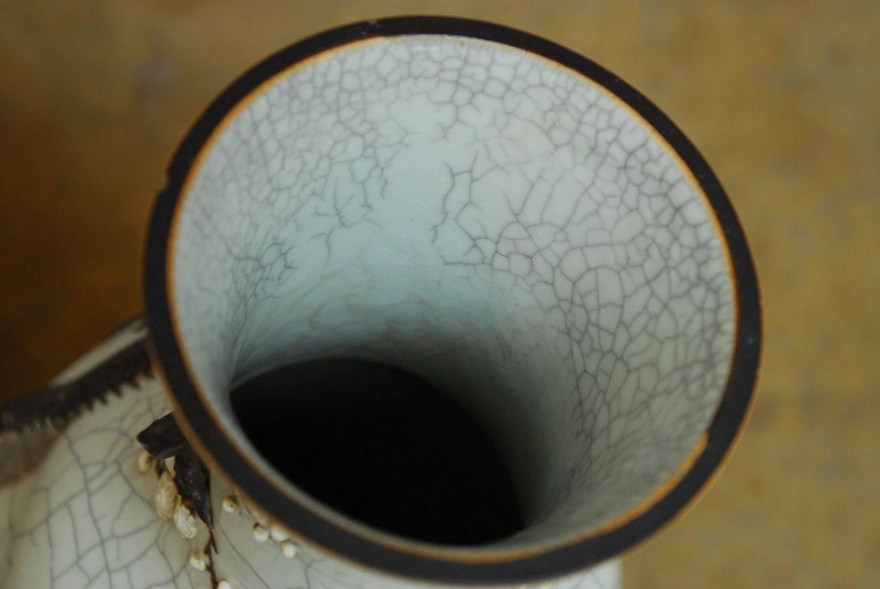 Chinesische Qing Dynasty Crackle glasierte Drachen Vase mit Brennofen Fehler (19. Jahrhundert) im Angebot