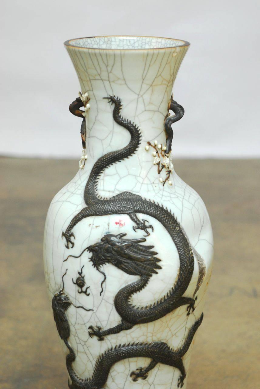 Chinesische Qing Dynasty Crackle glasierte Drachen Vase mit Brennofen Fehler (Handgefertigt) im Angebot
