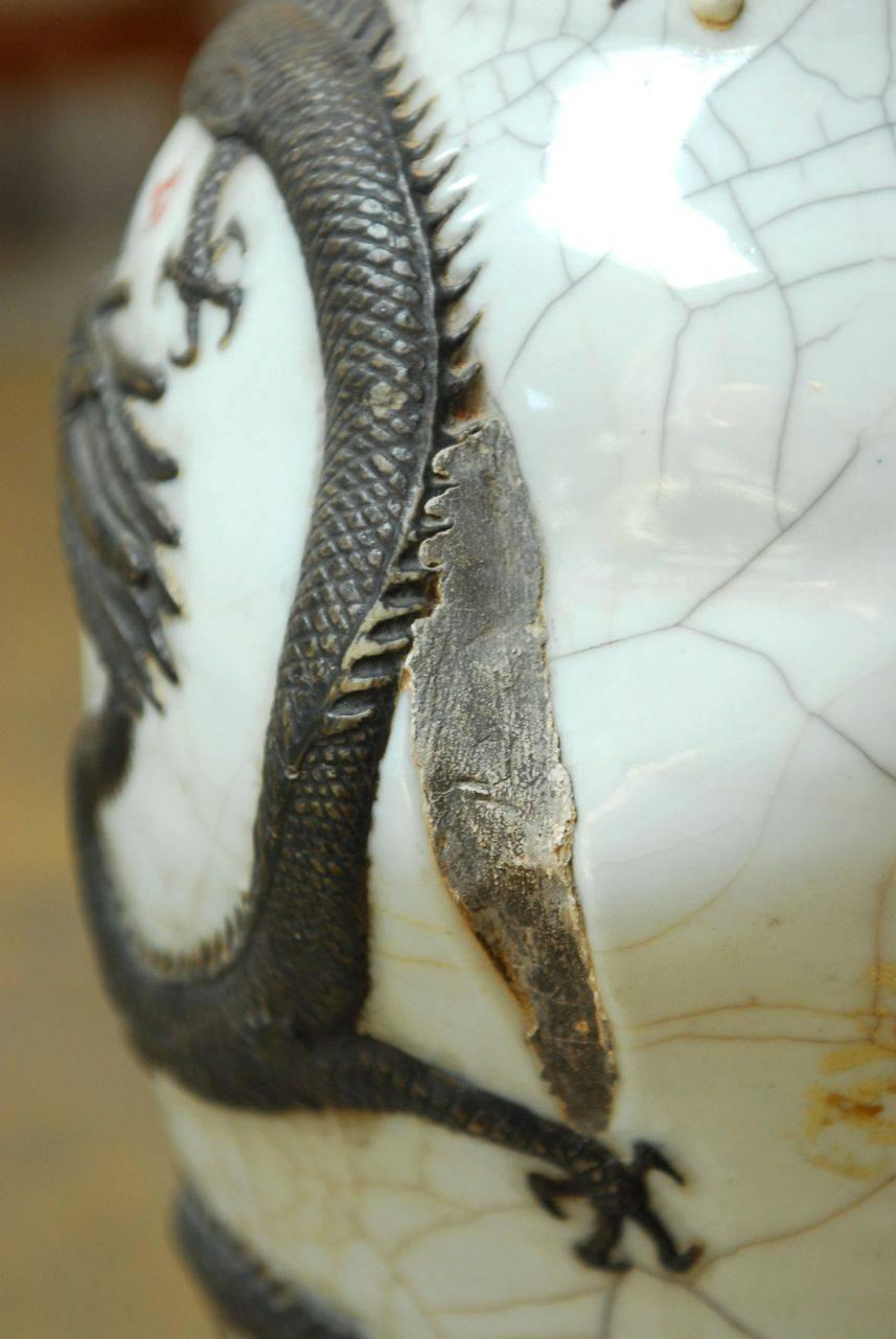 Chinesische Qing Dynasty Crackle glasierte Drachen Vase mit Brennofen Fehler im Zustand „Hervorragend“ im Angebot in Rio Vista, CA