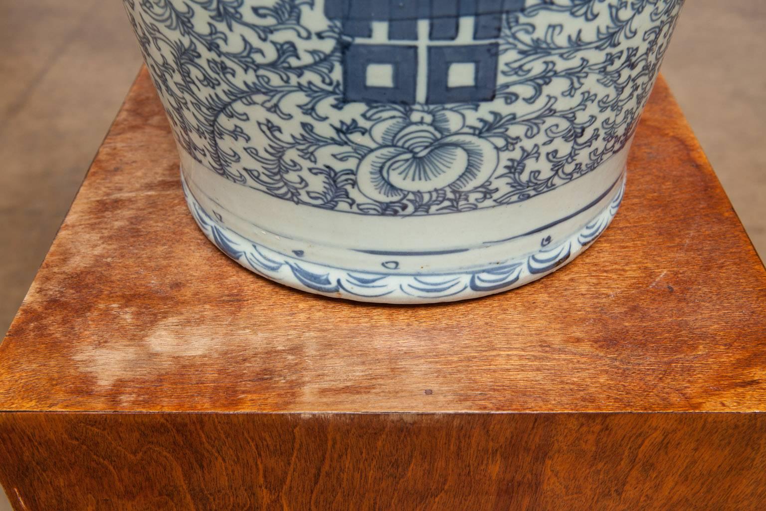 19th Century Chinese Blue and White Vase In Excellent Condition In Rio Vista, CA