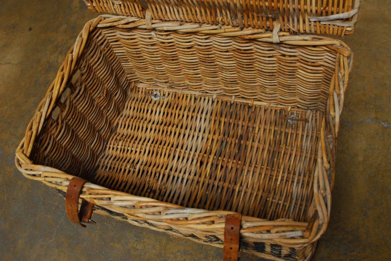 English Military Wicker Basket In Excellent Condition In Rio Vista, CA