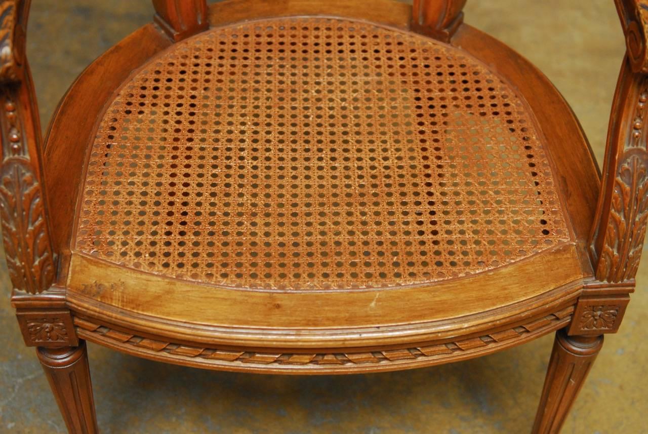 Francese Fauteuil neoclassico Louis Shields Back Caned in vendita