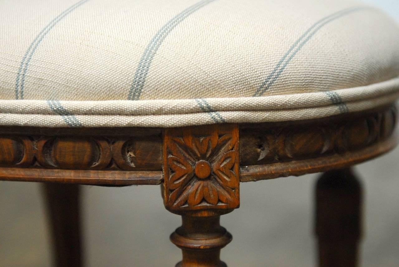 Louis XVI Oval Footstool with French Linen In Good Condition In Rio Vista, CA